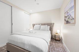 Melbourne CBD 2 Bedroom with Pool and Gym Access - 8