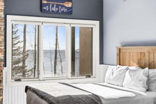 Whispering Pines Lake Views Studio 2 Queen Beds, Heated Pool and Hot Tub - 4