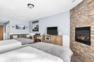 Whispering Pines Lake Views Studio 2 Queen Beds, Heated Pool and Hot Tub - 3