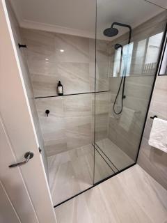 Quiet and tropical 3 bedroom holiday unit within walking distance to the Strand and Stadium --non smoking property-- - 7