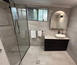 Quiet and tropical 3 bedroom holiday unit within walking distance to the Strand and Stadium --non smoking property-- - 8