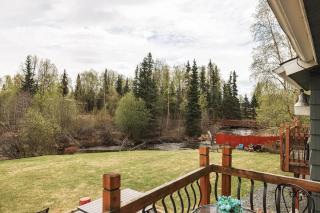 Creekside Two-Bedroom Apartment Near Airport - 6