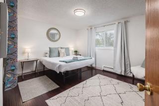Creekside Two-Bedroom Apartment Near Airport - 7