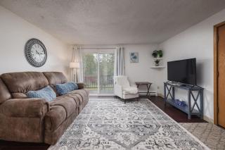 Creekside Two-Bedroom Apartment Near Airport - 2