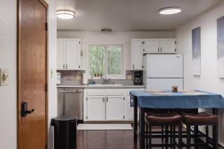 Creekside Two-Bedroom Apartment Near Airport - 1