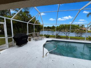 Modern Coastal Retreat Near Beaches, IMG Academy - 1