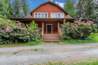Large Lodge at Rainier Lodge (0.4 miles from entrance) - 8