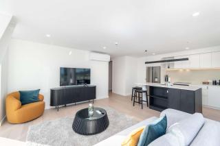2BR Skyline Views - Cozy HydeLane Stay w Amenities - 2