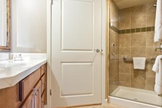 Waikiki Beach Walk Resort 3BR Apartment - 2