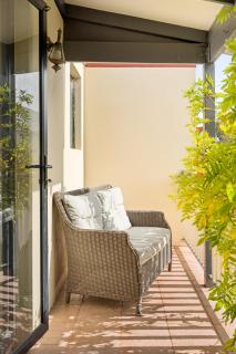 Group stays for Friends Families Weddings and Events Walkable to Fremantle and attractions Super Spacious with garden and courtyard and balcony and parking for 2 cars Sleeps 6 3BD 3BR - 9