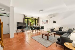 Group stays for Friends Families Weddings and Events Walkable to Fremantle and attractions Super Spacious with garden and courtyard and balcony and parking for 2 cars Sleeps 6 3BD 3BR - 6