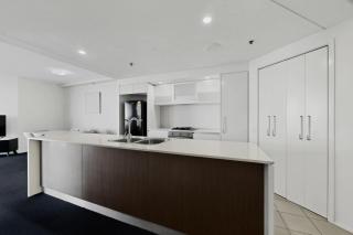 Glam Tropics on Level 26 - Deluxe River & Bridge Views - Balcony - Free Parking - 1