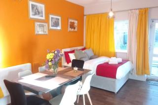 2 Bedroom Bungalo - Free Parking WiFi & Garden - 3