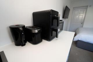 Private Studio Near Airport - Parking & WiFi - 2