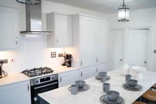 Spacious 4-Bed House - 0