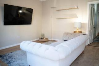 Spacious 4-Bed House - 8