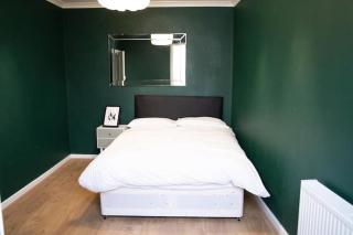 Spacious 4-Bed House - 7