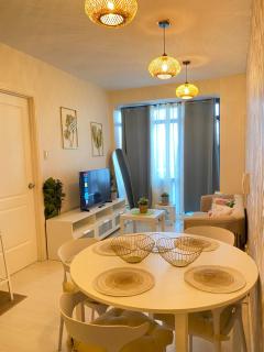 45ft Floor with Fast Wi-Fi Pool & Gym Access - 0