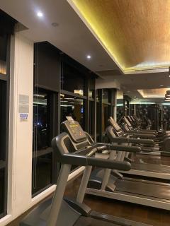 45ft Floor with Fast Wi-Fi Pool & Gym Access - 8