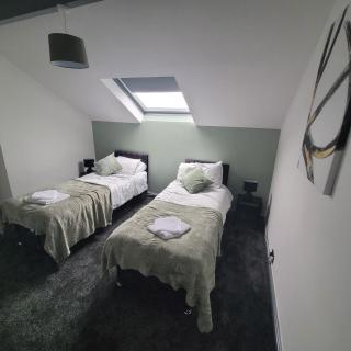 6 BR Home Free Parking Sleeps 14 Table Tennis City Centre Pool Table - 1