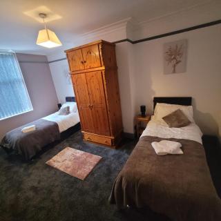 6 BR Home Free Parking Sleeps 14 Table Tennis City Centre Pool Table - 1