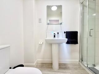3 Bed Home-5 Min to City Centre-Parking & Garden - 9