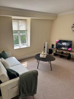 Spacious 2BR Flat/ Sleeps 6 / Near 02 & Parking - 9