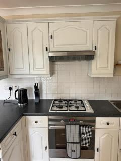 Spacious 2BR Flat/ Sleeps 6 / Near 02 & Parking - 4