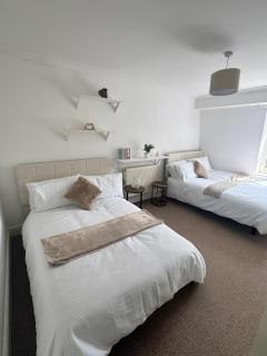 Spacious 2BR Flat/ Sleeps 6 / Near 02 & Parking - 7