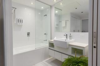 Tropical City Escape-Balcony with Deluxe River & Story Bridge Views-Free Parking - 6