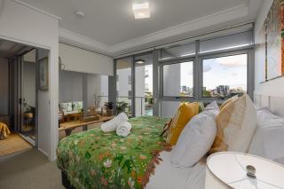 Tropical City Escape-Balcony with Deluxe River & Story Bridge Views-Free Parking - 9