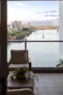 Tropical City Escape-Balcony with Deluxe River & Story Bridge Views-Free Parking - 4