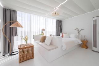 屿见设计师酒店二店Yujian designer Hotel Shanghai Shanghai International Tourism Resort BranchFree shuttle to Disneyland outdoor infinity pool freshly ground coffee laundry service massage chairs sun loungers beautiful courtyard inside rooms - 3