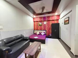 H R Guest House - 7