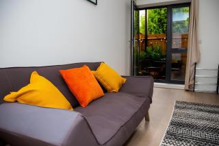 Stylish 1-Bedroom Apartment Near Airport, Sleeps 5, 3 Beds, Parking & Fast WiFi - 9