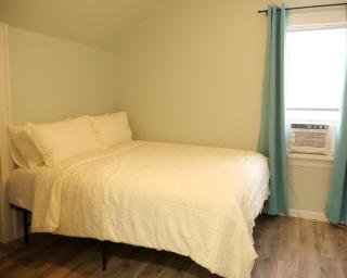 Bright 4-BR Kenosha Home • Sleeps 10 • Laundry - 9