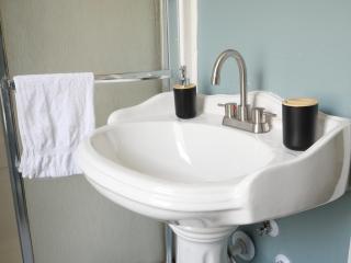 Bright 4-BR Kenosha Home • Sleeps 10 • Laundry - 7