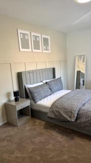Newly renovated 2 bedroom Home in West Bromwich Ideal for contractors & families - 6