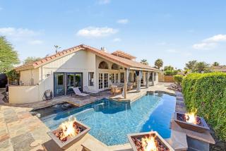 NEW Royal Palms Retreat with Pool Spa & Pool Table - 0