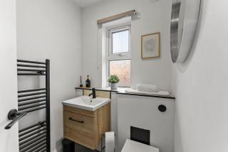 Spacious Modern 2BR - Parking - Workspace Area, Ideal for Contractors & Long Stays - NordStay - 6