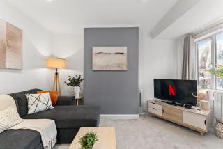 Spacious Modern 2BR - Parking - Workspace Area, Ideal for Contractors & Long Stays - NordStay - 3