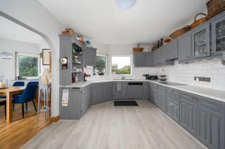 Spacious house with wonderful garden and sea views - 2