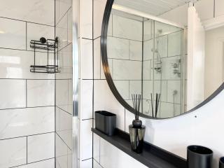 Central 2-Bed Apartment w Roof Garden, Wifi & Parking Sleeps 4 - 7