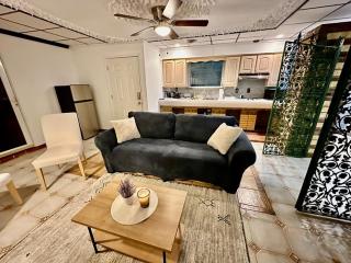 Newly Renovated 1-bed 1-bath with Parking - 0