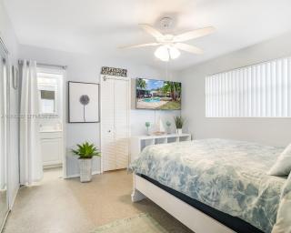 Beautiful Hollywood getaway with pool and hot tub - 7