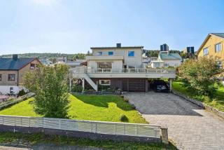 Aurora View Apartment - 3 Bedrooms with Stunning Views - 4