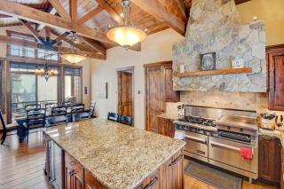 Timber Top Villa I Hot Tub I Amazing Views I Custom Bunkroom I Activity Program - 9