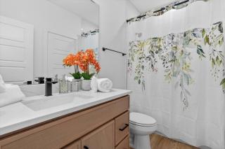 Luxe 2BR Townhome 2-Car Garage DT - 1