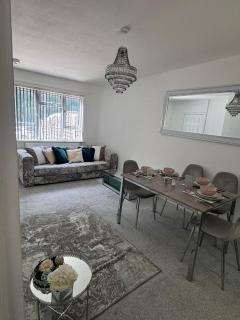 Peaceful home ideal for contractors and family - 0