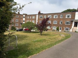 Stylish 2Bed-Fast WiFi-Full & equipped Kitchen-Sleeps 5-5mins Walk From South Croydon Train Station - 5